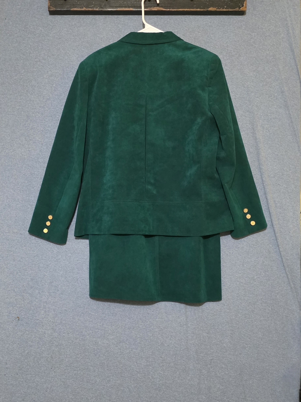 Ultra Suede Emerald Green Skirt Suit. Measures Small Closer To Size 12. - Picture 2 of 8